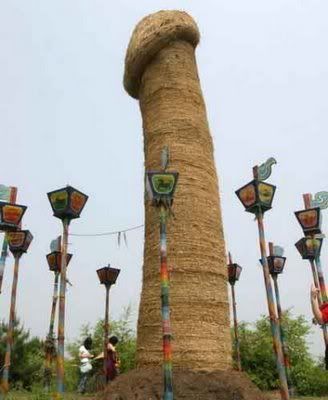 Forum Image: http://i180.photobucket.com/albums/x137/MidgarKonotsu/giant_penis-statue1.jpg